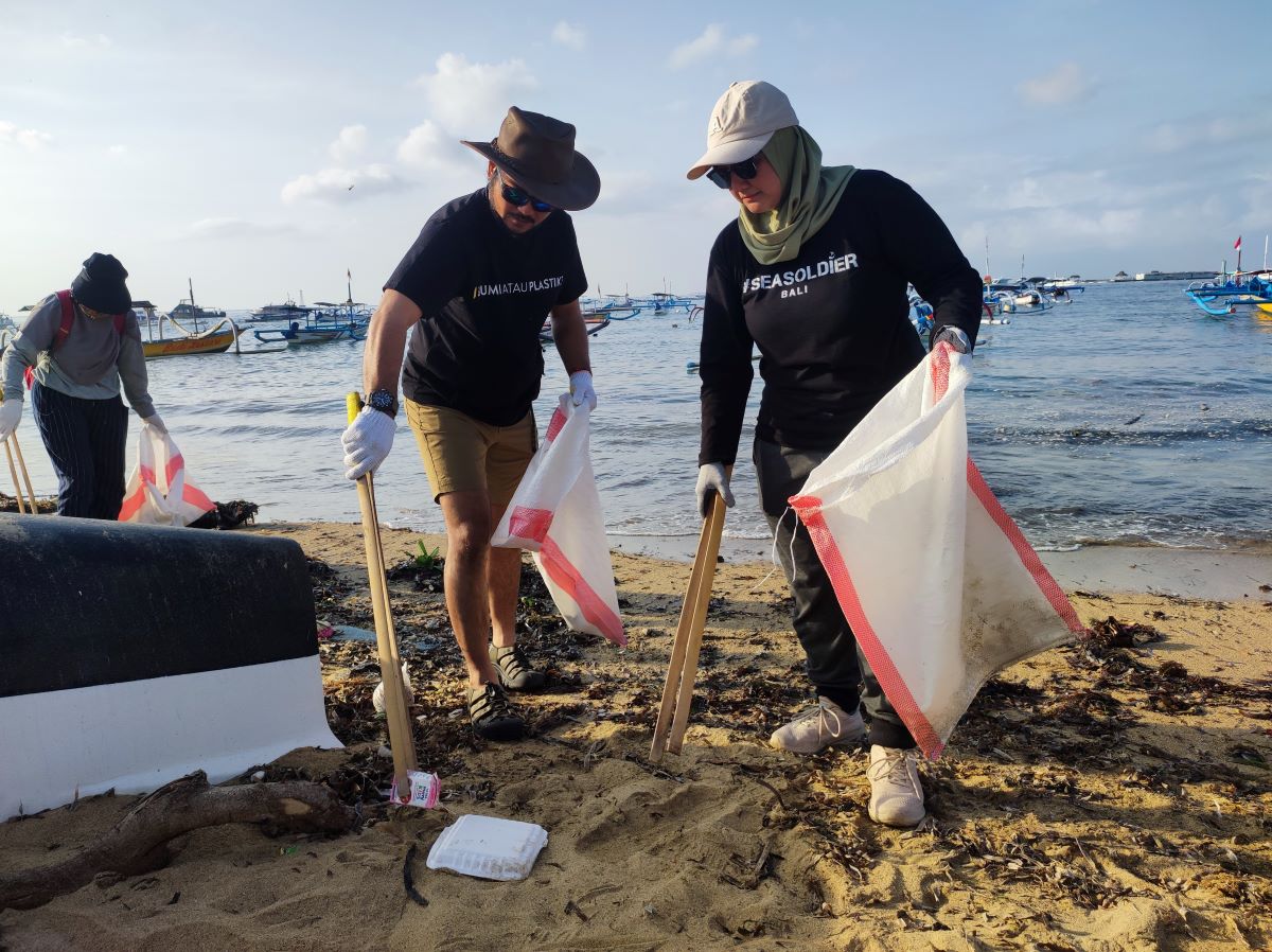 SAMPAH KIRIMAN: Sejumlah peserta aksi bersih-bersih pantai sedang memungut sampah campuran yang umumnya sampah kiriman di Pantai Sanur Bali (23/5/2024)
