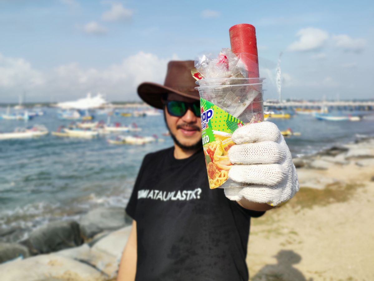 SAMPAH PLASTIK: Ramon Tungka sebagai brand ambassador memungut sampah plastik di pantai Sanur.