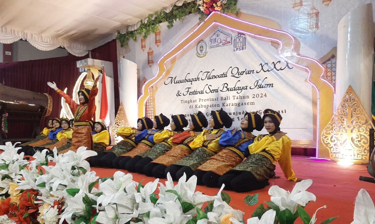 MERIAH: Suguhan  Tari Saman  Sanggar Tari Bungong Jeumpa Karangasem pimpinan Rahmiyati Maulida saat pembukaan MTQ ke XXXX Provinsi Bali di GOR Gunung Agung Amlapura (24/5/2024)