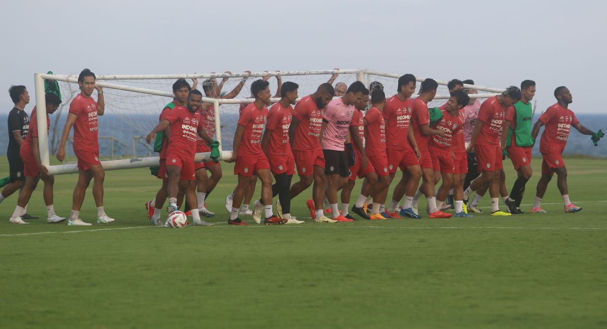 AYO SERANG: Para pemain Bali United saat latihan jelang laga kontra Borneo FC di Training Center Pantai Purnama (24/5/2024)