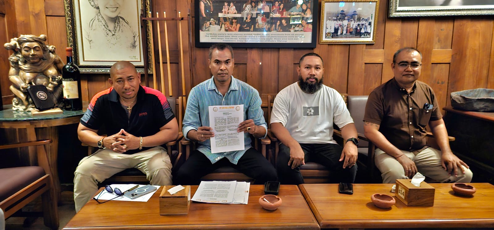 HAK JAWAB: (Dari Kanan ke Kiri)  General Manager  Warung Made Made  Sudarmika didampingi, pihak JEP Low Firm & Patner yakni Egydius Klau Berek, SH, Petrus Bere, SH, MH, Yoseph Remirius Nahak, SH.