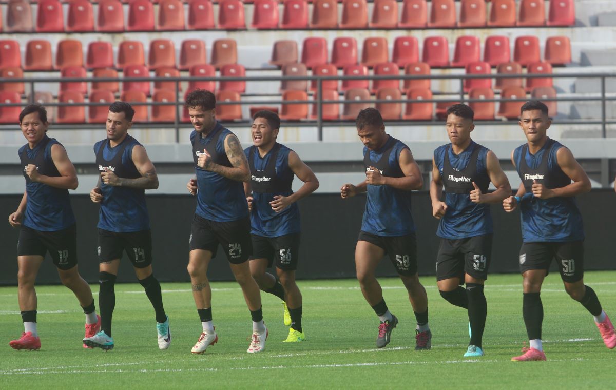 SIAP MELAWAN: Para pemain Borneo FC saat latihan di Stadion Kapten I Wayan Dipta Gianyar (24/5/2024)