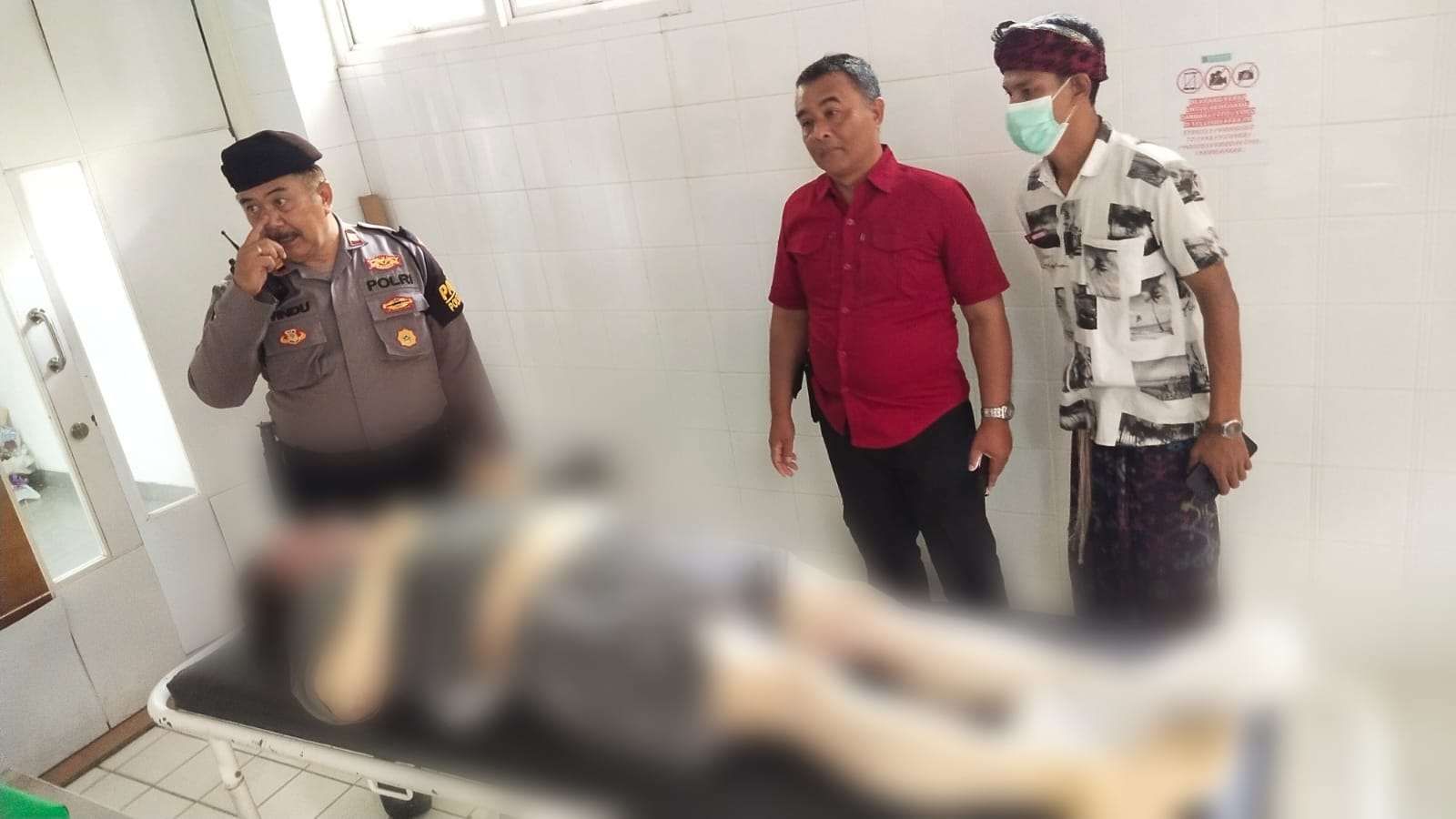 SEMPAT SAKIT: Seorang peserta WWF Kim Myo Jung, 53, berbaring kaku, di RS, Kamis 23 Mei 2024