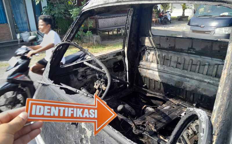 HANGUS TERBAKAR JADI ARANG : Kondisi mobil pikap bernopol DK 9764 KJ yang terbakar. (Istimewa)