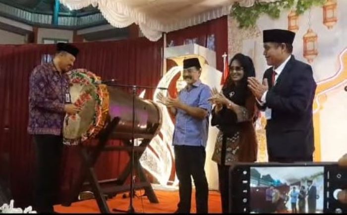Kepala Kesbangpol Provinsi Bali I Gusti Ngurah Wiryanata  usai memukul bedug didampingi Kepala Kantor Kemenag Bali, Komang Sri Marheni dan Ketua LPTQ Bali, H. Masrur Makmur, menandai dimualinya MTQ.
