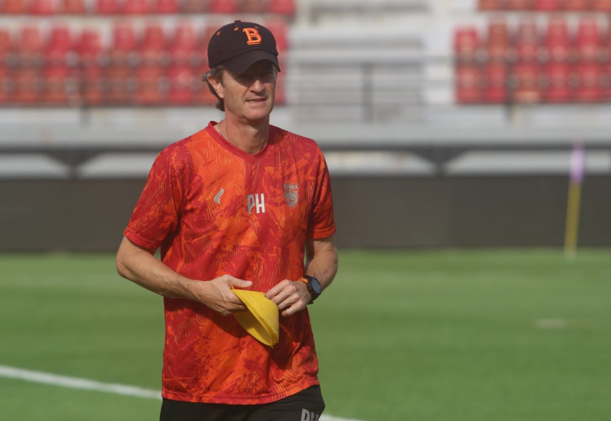 INCAR JUARA 3: Pelatih Borneo FC Pieter Huistra saat memimpin latihan di stadion Kapten I Wayan Dipta, Jumat, 24 Mei 2024.