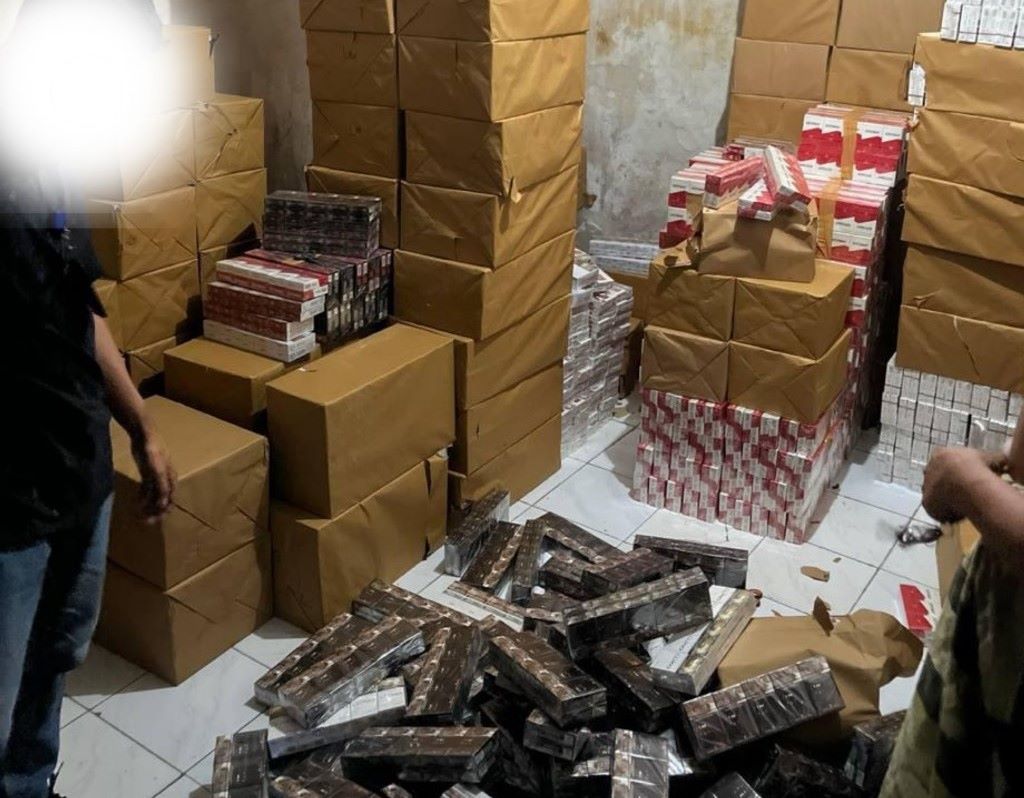 TANPA CUKAI: Ribuan batang rokok ilegal dalam tumpukan kardus yang disita pihak Bea Cukai Denpasar, berupa rokok produksi rumahan