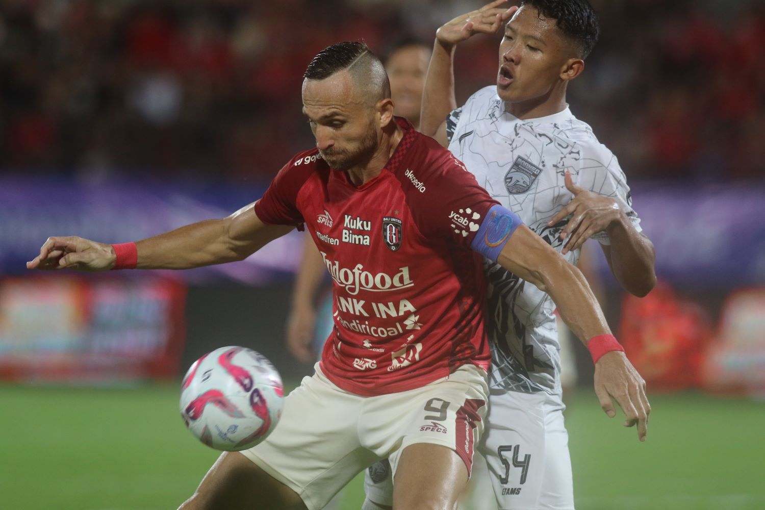 TUMPUL: P:enyerang Bali United Ilija Spasojevic terlibat duel dengan pemain Borneo FC di laga yang berakhir skor kaca mata.