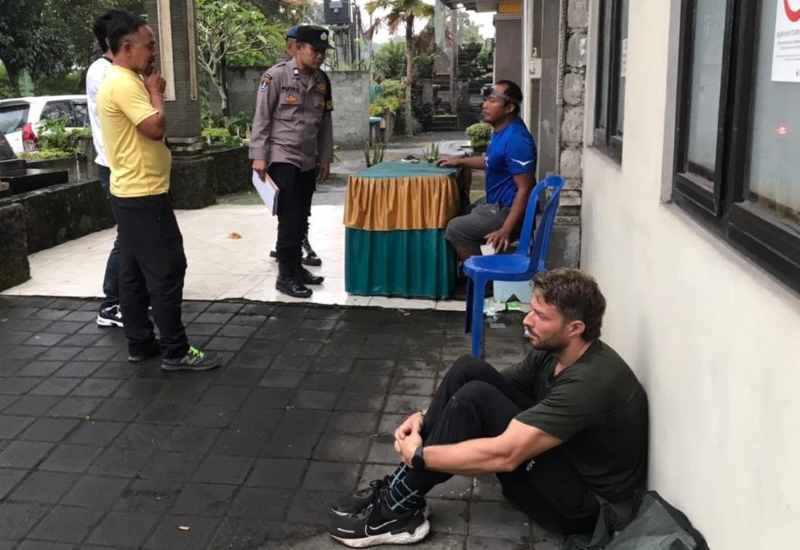 SYOK : Teman korban (baju hitam) di Puksesmas Selat, usai Fleur Biegstraaten dinyatakan meninggal dunia akibat terpeleset saat mendaki Gunung Agung, Kamis (23/5/2024). (Istimewa)