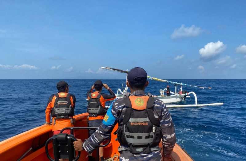 GELAR PENCARIAN KORBAN : Tim SAR gabungan melakukan pencarian terhadap Tika, nelayan asal Desa Suana yang diduga tercebur ke laut. (foto:Basarnas Bali)