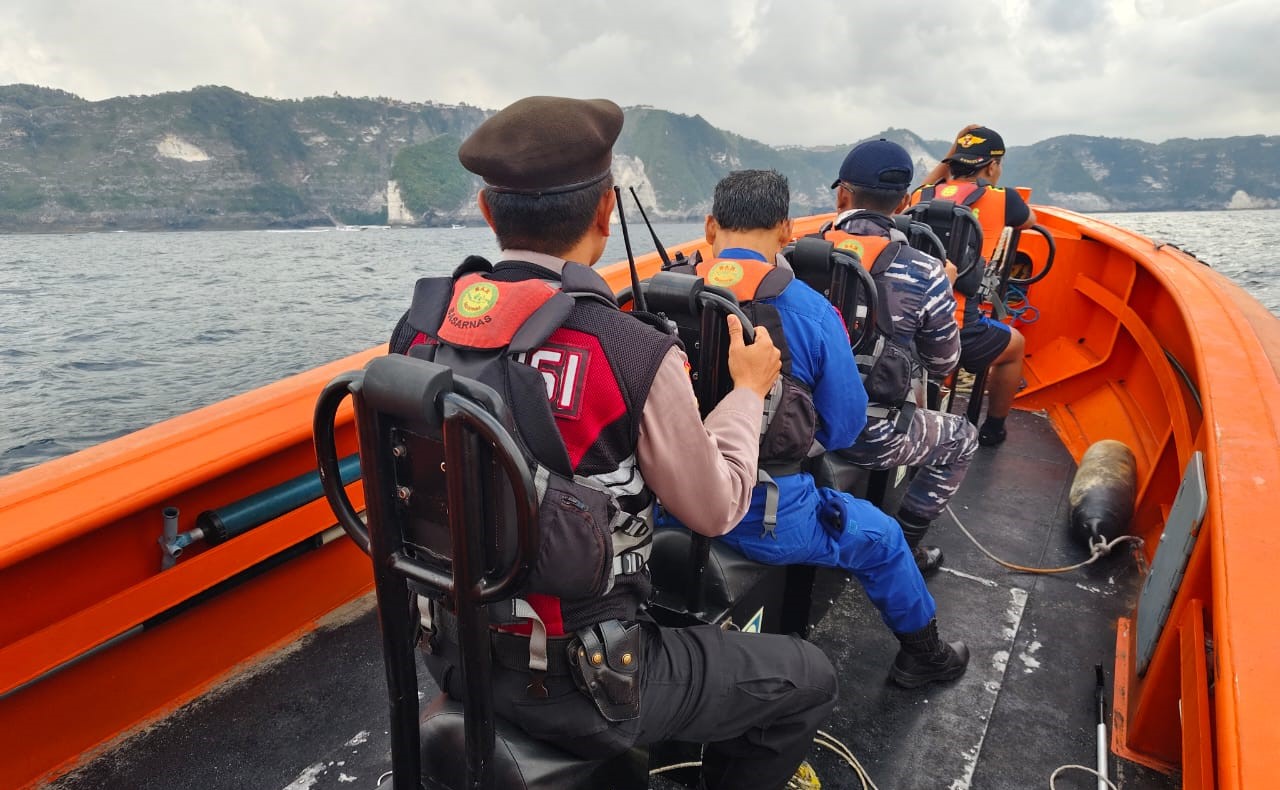 MASIH TERUS DICARI : Pencarian I Wayan Tika, seorang nelayan asal Dusun Celagilandan, Banjar Bagkal, Desa Suana, Kecamatan Nusa Penida. (Foto: Basarnas Bali)