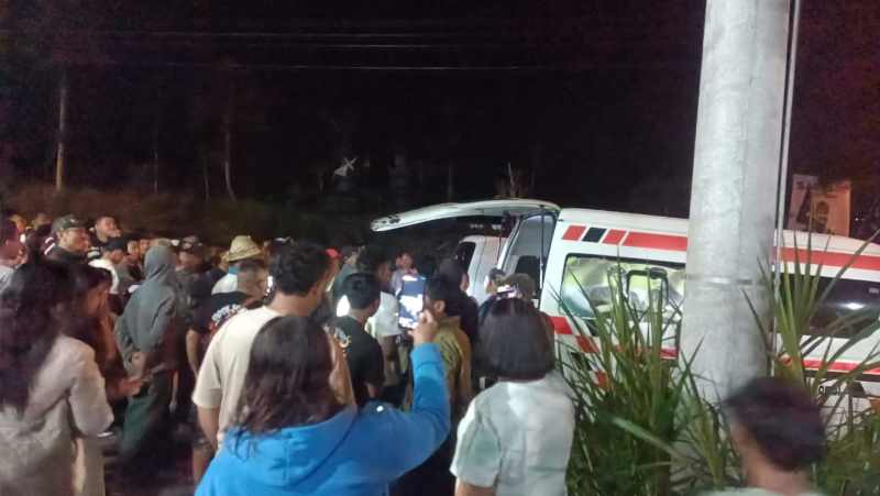HEBOH : Warga sekitar heboh saat evakuasi jenazah. (foto:istimewa)