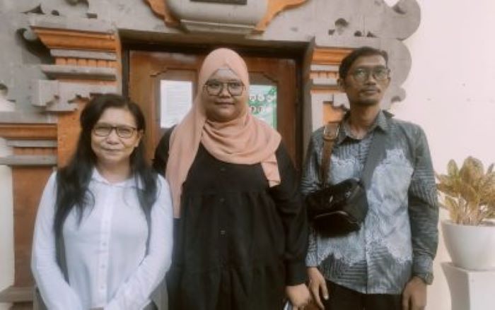 DIPERSULIT: Ipung bersama keluarga Siti Maesarah usai sidang sengketa tanah dengan PT. BTID