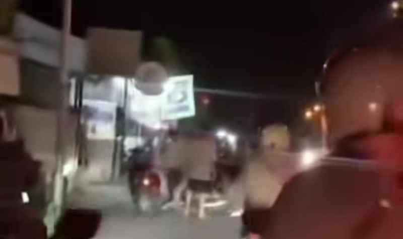 TERNYATA BUKAN PENGEROYOKAN : Kejadian lakalantas yang dipelintir medsos bahwa pengeroyokan. (foto: screenshot video)