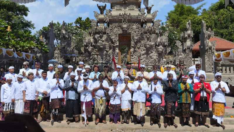 DUKUNG BANDARA :  Kalangan keluarga puri yang tergabung dalam Paiketan Puri-Puri Sejebag Bali menyatakan dukungan ke proyek bandara di Buleleng. (eka prasetya/radarbali)