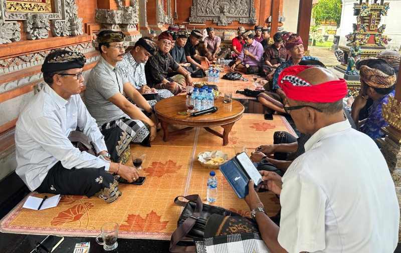 DIBAHAS DI RAPAT : Suasana rapat bendesa adat se-Kecamatan Kerambitan perihal tidak kunjung cair bantuan BKK desa adat. (juliadi/radar bali)