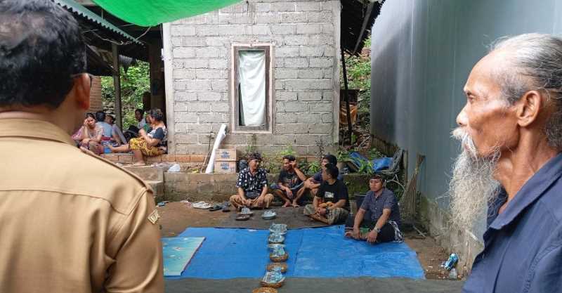 MENINGGALKAN DUKA MENDALAM : Keluarga mendiang IKS  dan IPYSD  berduka cita seusai kejadian. (francelino junior)