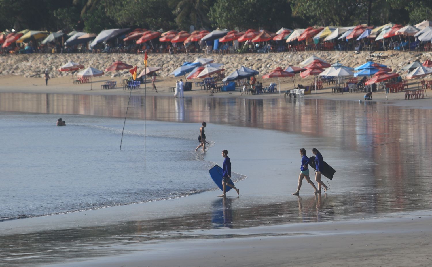 KACAU: Wisatawan menikmati pantai Kuta. Megawati menyebut  pariwisata di Bali dikelola secara amburadul