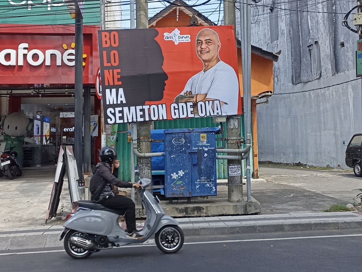 SEMBARANG PASANG: Baliho Gde Oka bertebaran di sejumlah sudut kota Denpasar belum ada penindakan oleh Bawaslu.