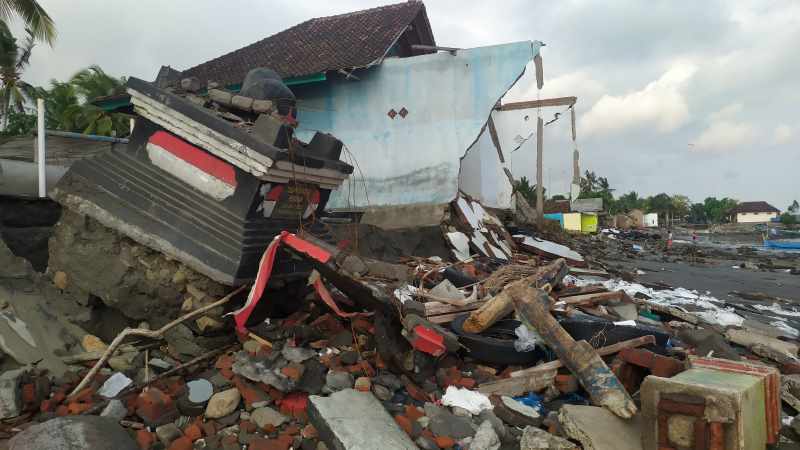 TERGERUS ABRASI : Tonggak Sejarah Pebuahan, di Pantai Pebuahan, Desa Banyubiru, Kecamatan Negara, yang ambruk karena abrasi pantai.(m.basir/radar bali)