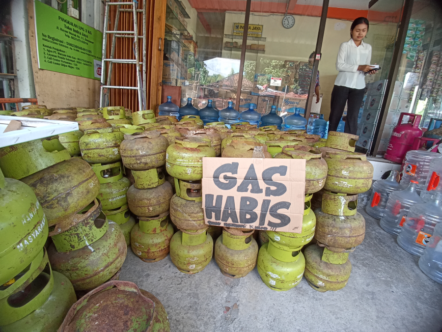 Sejumlah pangkalan memasang plang "GAS HABIS", celakanya stok dijual diatas HET
