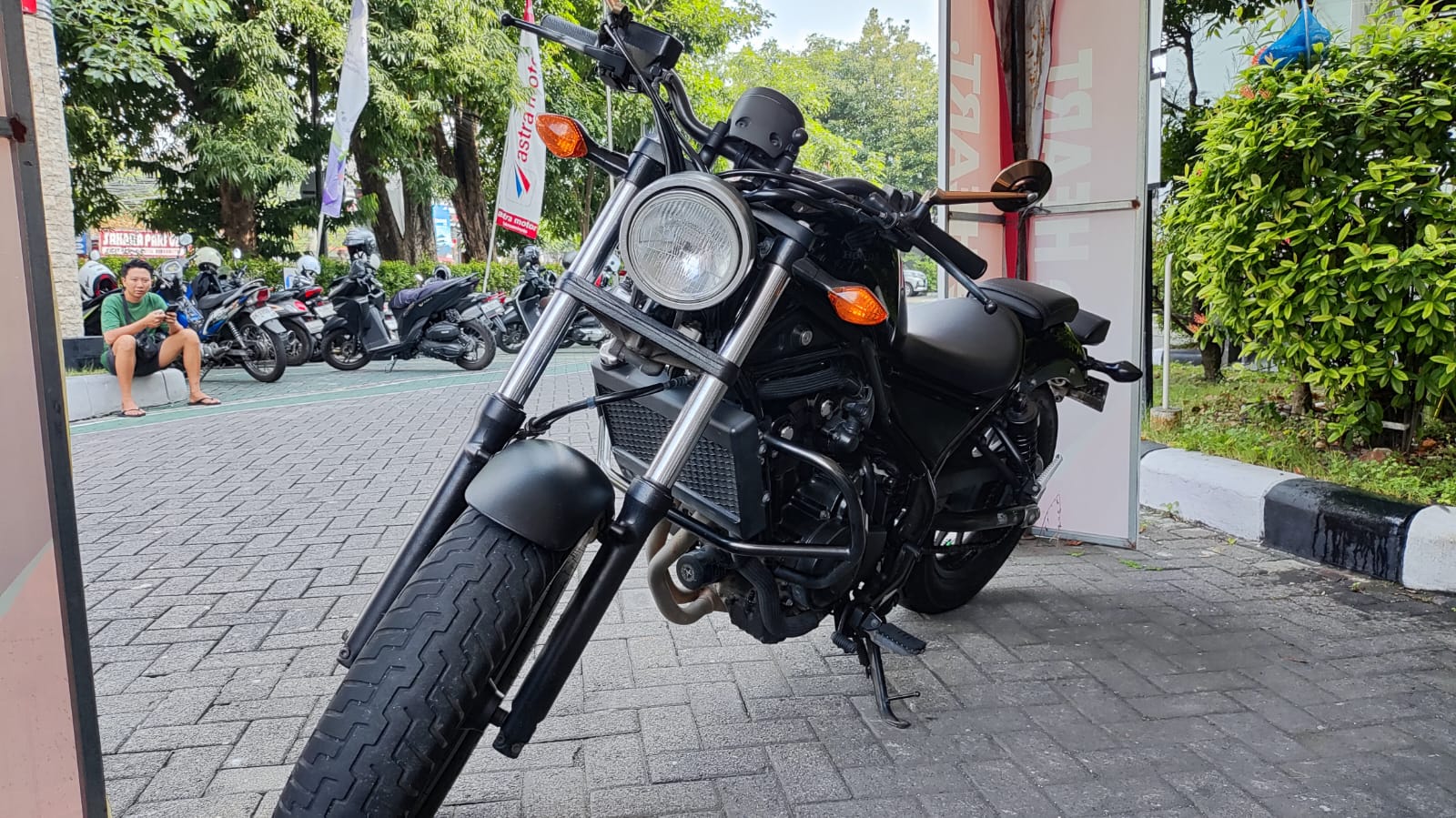 TEPAT: Ketika motor dalam kondisi standar samping agar dipastikan stang dibelokkan ke kiri sehingga motor tidak mudah bergerak dan terjatuh. (Astra Motor Bali)