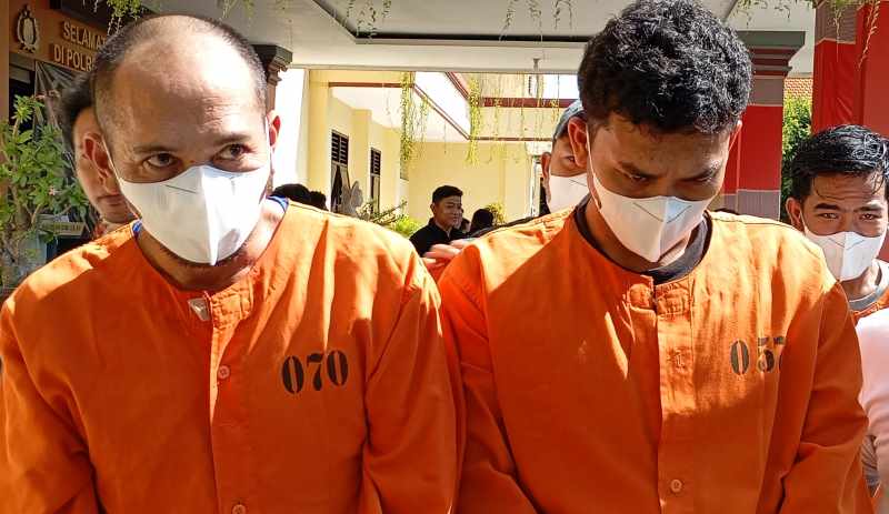 DIRINGKUS SETELAH TERENDUS  : WDM (kiri) dan SPW. Keduanya terlibat peredaran narkotika di wilayah Kecamatan Kubutambahan. (francelino junior)