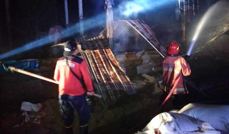 PADAMKAN API : Petugas pemadam kebakaran saat  melakukan pemadaman kandang ayam terbakar di Desa Pempatan, Kecamatan Rendang, pada Minggu malam lalu. (Istimewa)