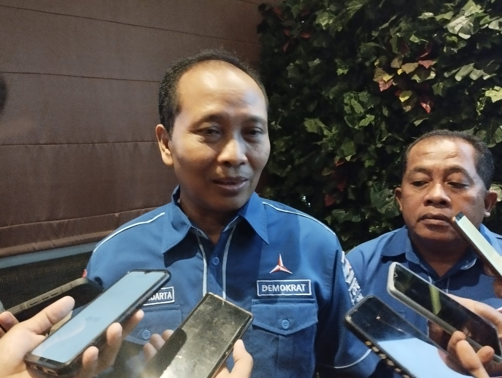 BISA BEDA: Ketua DPD Partai Demokrat Bali Made Mudarta memberikan dukungan politik untuk Jaya - Wibawa di Pilwali Denpasar 2024.