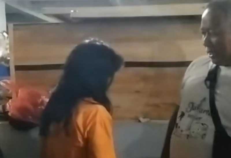 TEPERGOK SAAT BERAKSI : AA yang jadi tersangka ini tertangkap saat kedapatan mencuri tas milik pedagang pasar Amlapura Barat pada Senin pagi kemarin. (Istimewa)