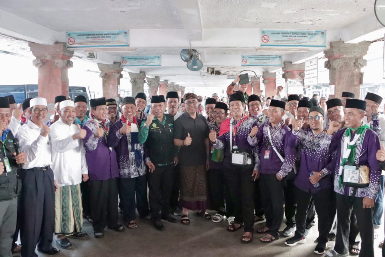 MENUJU TANAH SUCI: Wali Kota Denpasar I Gusti Ngurah Jaya Negara (tengah) saat melepas rombongan calon Jamaah Haji dari Kota Denpasar Tahun 1445 H/2024 M di Terminal Ubung Denpasar, Rabu (2/5/2024).