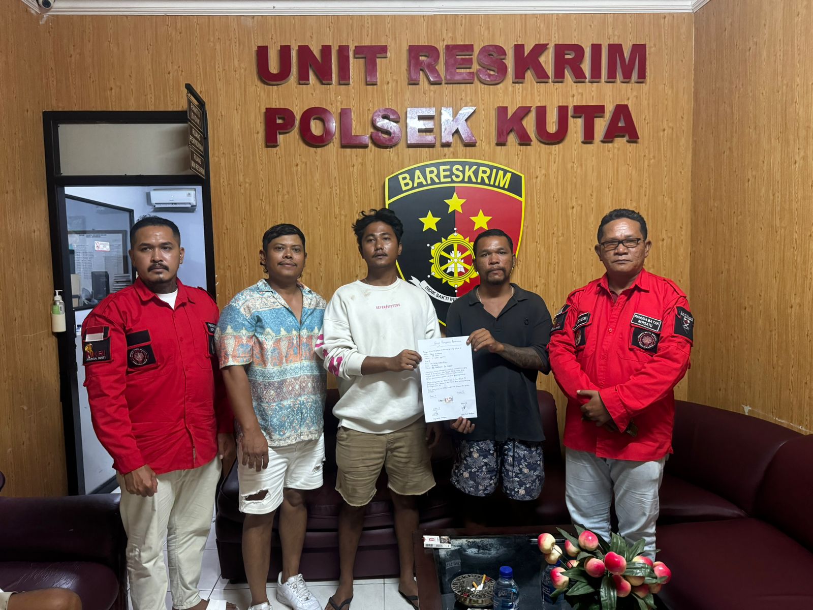 GEGARA MIRAS: Polsek Kuta damaikan perkelahian antara korban dan pelaku di depan Skate Park Parking, Kuta.