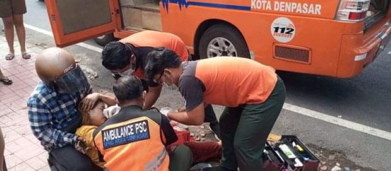 LUKA BAKAR: Tim BPBD Kota Denpasar mengevakuasi karyawan Laundry Express di Denpasar Timur yang menderita luka bakar (28/5/2024).