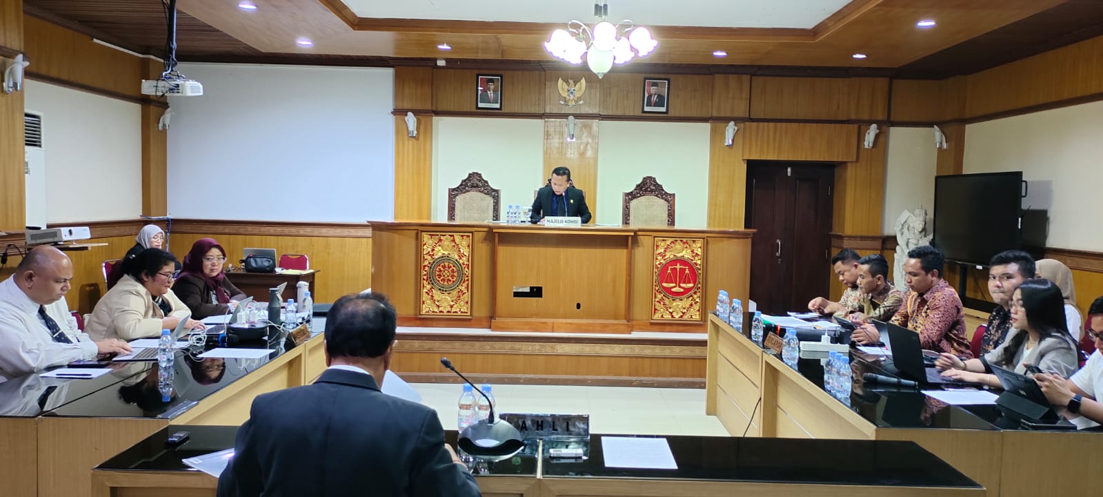 PELANGGARAN TENDER: Suasana sidang pemeriksaan ahli dalam kasus tender proyek pelabuhan Nusa Penida Klungkung Bali di Fakultas Hukum Universitas Udayana (27/5/2024)