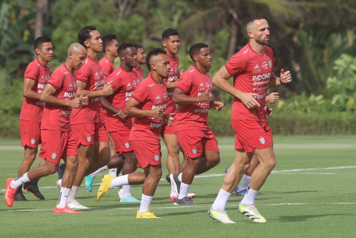 LAGA PENUTUP: Para pemain Bali United saat latihan di Training Center Pantai Purnama belum lama ini.