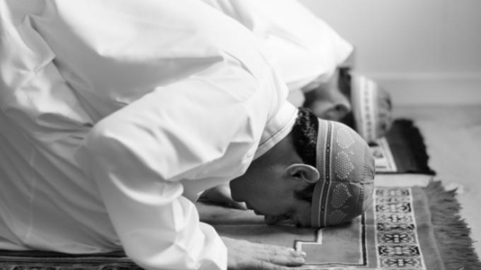 KHUSYUK: Sholat Isya adalah momen refleksi dan introspeksi sebelum beristirahat.