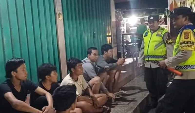 KELILING MALAM HARI : Suasana patroli malam hari yang dilakukan oleh aparat gabungan Polsek Selemadeg, Tabanan. (foto: juliadi/radar bali)