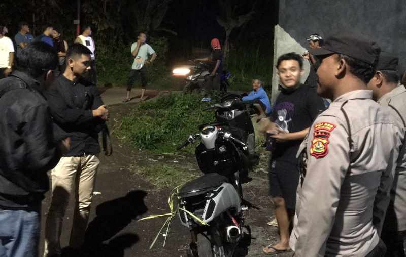 MOTORNYA  DITINGGAL : pihak kepolisian bersama warga saat membubarkan aksi trek-trekan di wilayah Desa Muncan, Kecamatan Selat dan mengamankan motor yang ditinggal.(Istimewa)