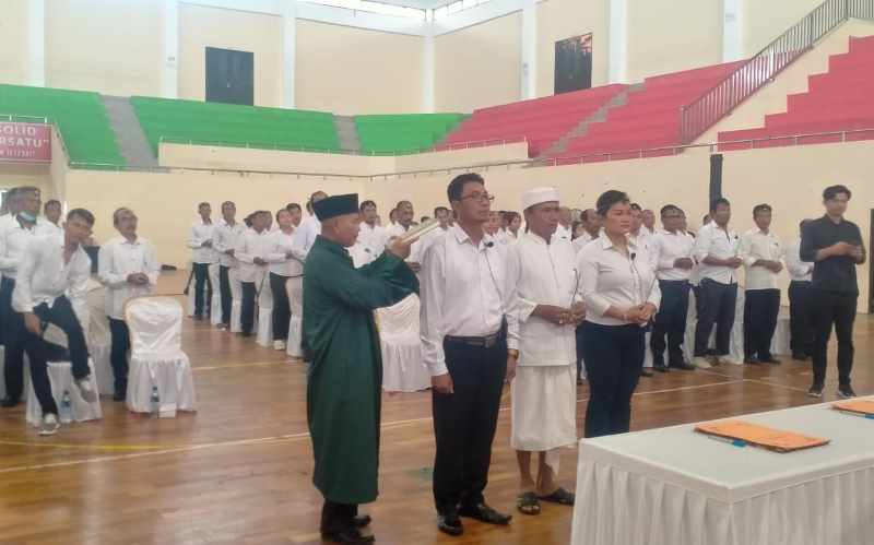 SIAP BERTUGAS : Suasana pelantikan 133 pengawas pemilu desa di Gor Debes Tabanan yang dilakukan Bawaslu Tabanan.(juliadi)