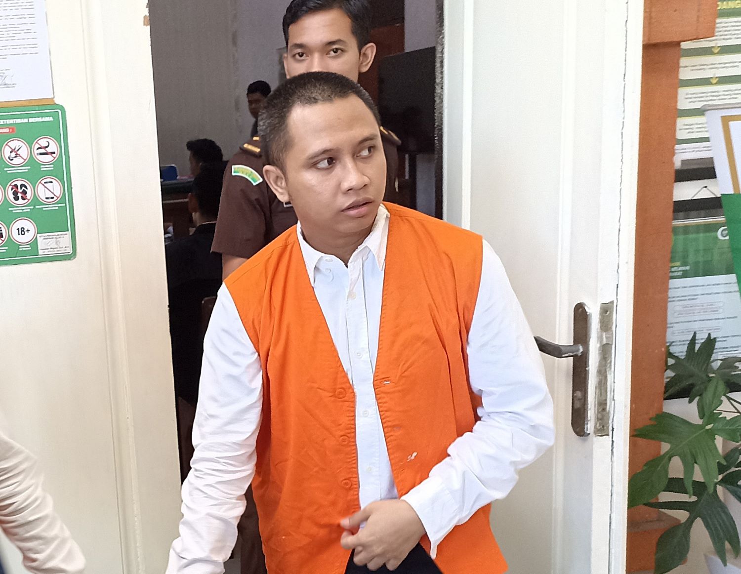 KONYOL: Moch Arie Candra Darmawan usai menjalani sidang dakwaan di PN Denpasar, kemarin (4/6/2024).