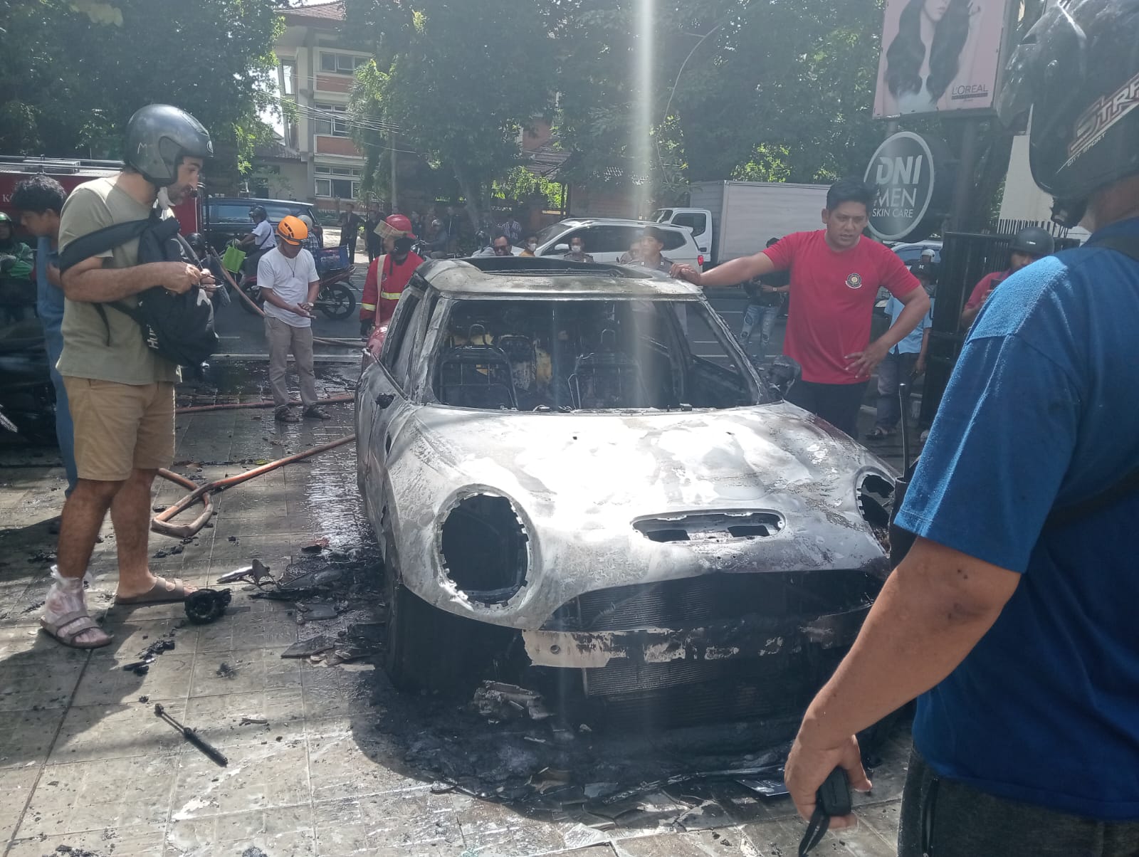 Mobil mewah Mini Cooper yang hangus jadi arang di halaman Klini Kecantikan DNI Renon Denpasar Senin (3/6/2024)