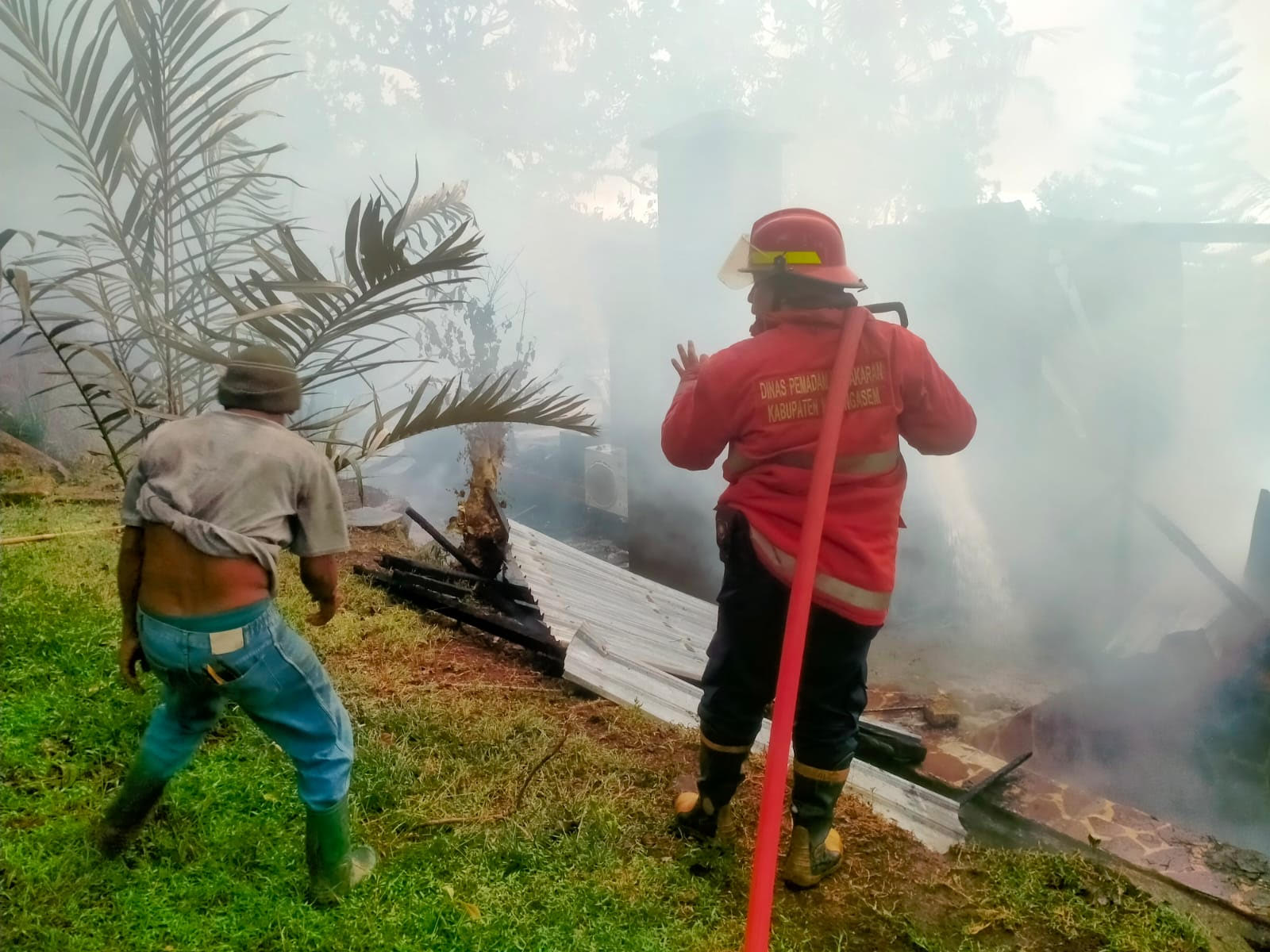 API SUDAH MEMBESAR : Petugas pemadam kebakaran berjibaku padamkan api yang membakar vila di Banjar Dinas Kalanganyar, Desa Seraya Barat, Kecamatan Karangasem, Senin (3/6/2024).(Istimewa)