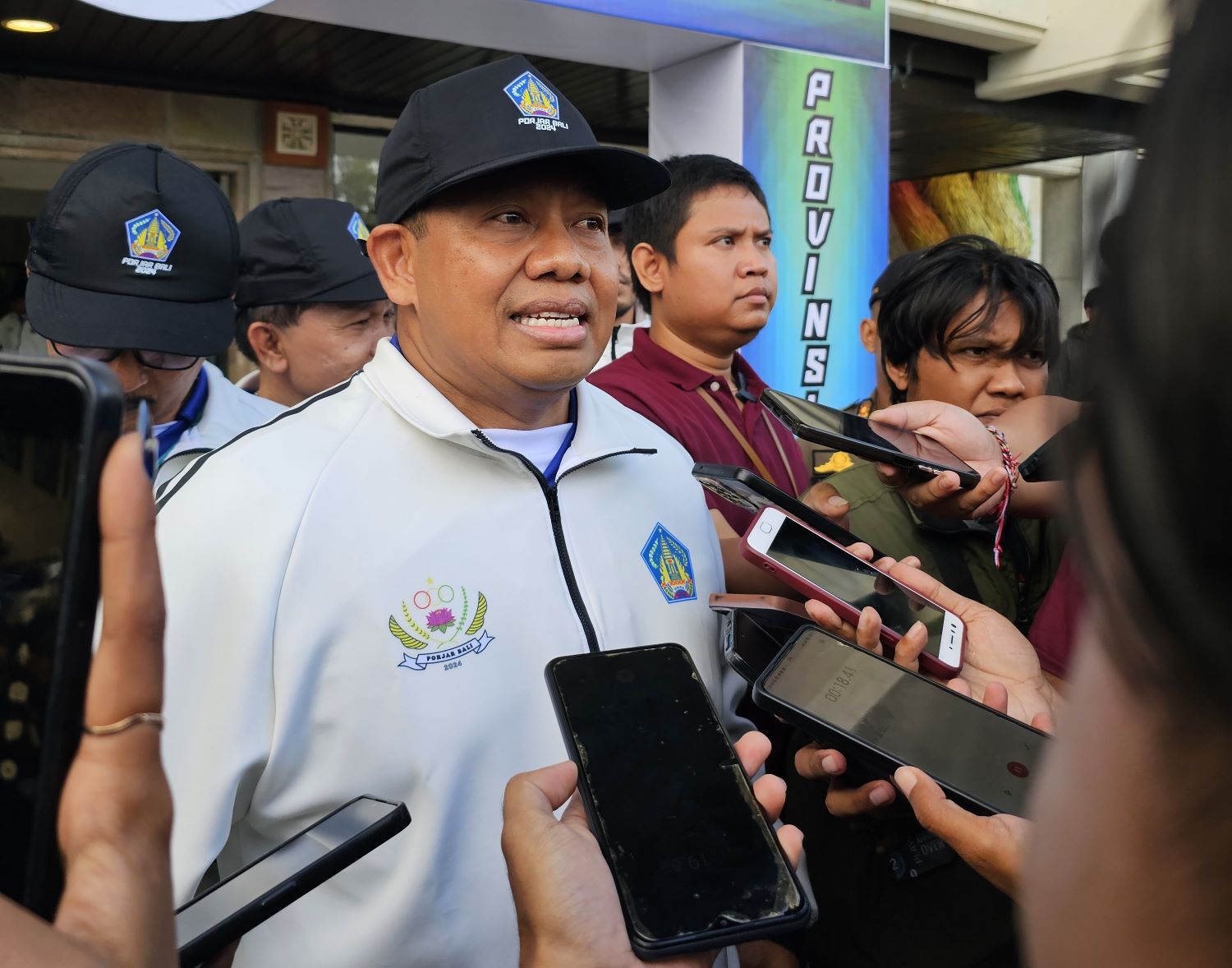 MENGHINDAR: Pj Gubernur Bali Sang Made Mahendra Jaya usai membuka Porjar di GOR Lila Bhuana  Denpasar Senin (3/6/2024)