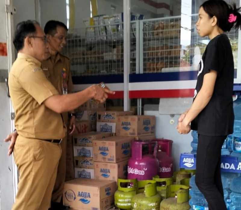 CEK LAPANGAN : Dinas Dagperinkop UKM Buleleng lakukan pemantauan gas LPG 3 kg ke SPBE, pangkalan, hingga agen yang ada di Bali utara.[ Foto: Dinas Dagperinkop UKM Buleleng untuk Radar Bali]