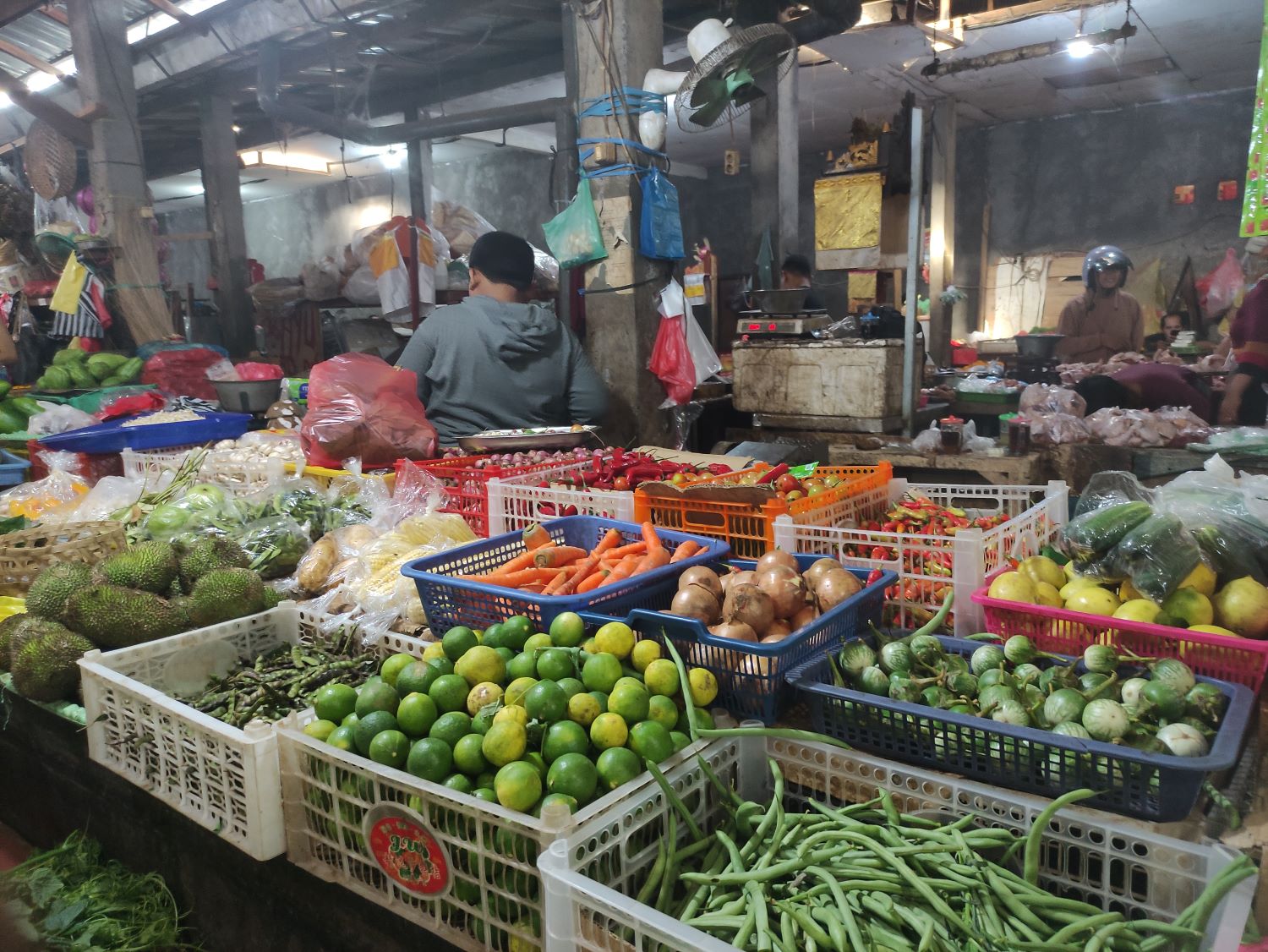 STABIL: Harga sejumlah komoditas di pasar cenderung menurun, taoi minyak goreng bakal naik