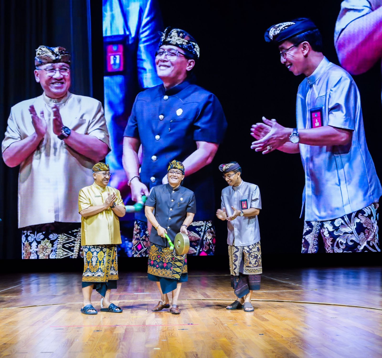 Bupati Nyoman Giri Prasta saat menghadiri sekaligus membuka PKB Ke-46 Kabupaten Badung di Balai Budaya Giri Nata Mandala, Puspem Badung, Kamis (6/6).