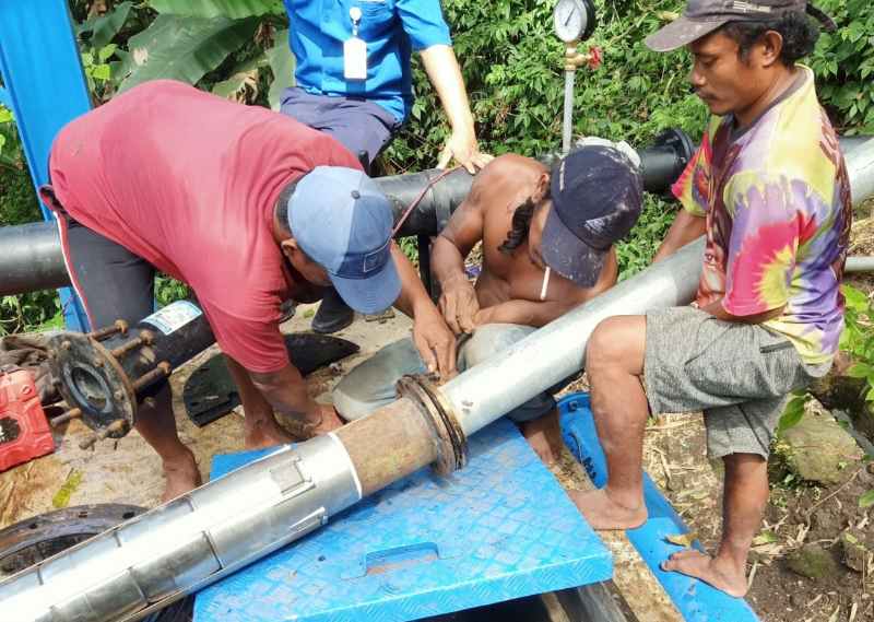 PERBAIKI JARINGAN : Petugas PDAM Tabanan yang melakukan pemeliharaan jaringan pipa transmisi untuk memastikan kelancaran air minum. (juliadi/radar bali)