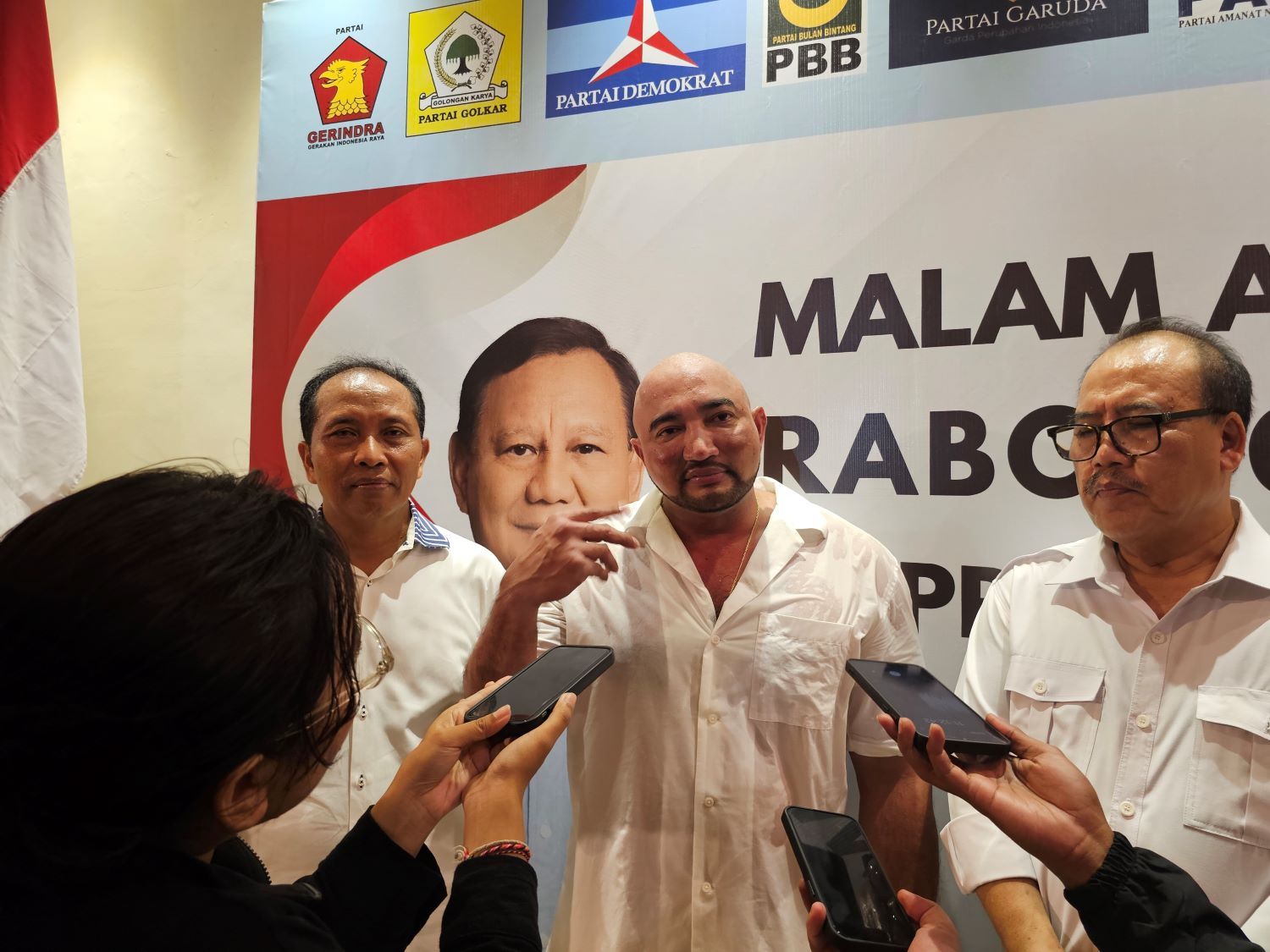 SOLID: Ketua DPD Partai Gerindra Bali Made Muliawan Arya alias De Gadjah bersama Ketua DPD Partai Golkar Bali Nyoman sugawa Korry (kanan) dan Ketua DPD Demokrat Bali Made Mudarta (kiri) saat syukuran