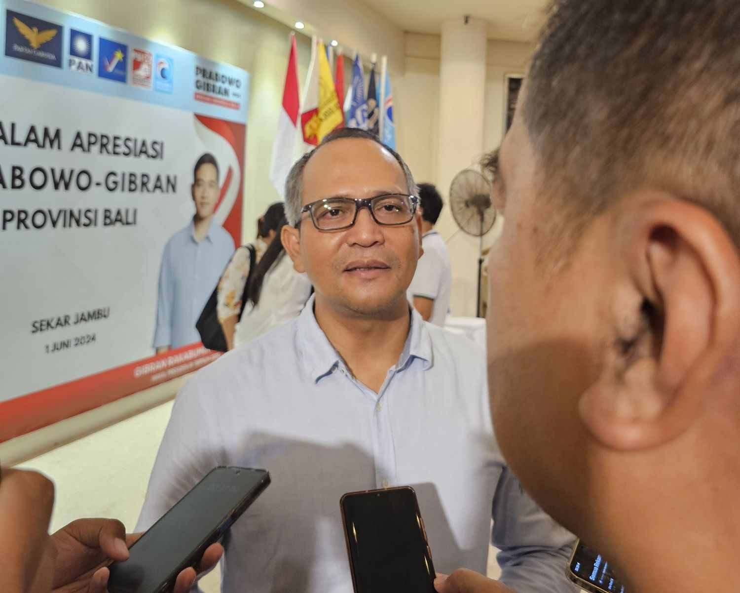MENUNGGU: Bro Adi saat memberikan keterangan pers kepada awak media