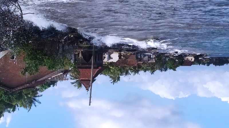 CUACA SEDANG BURUK : Gelombang tinggi terjadi di perairan Selat Bali, terpantau di pesisir Pantai Pebuahan, Desa Banyubiru.. (m.basir/radar bali)